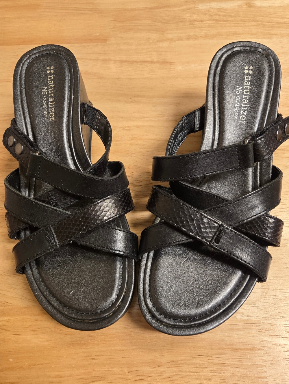 Naturalizer Wedge Sandals 2 1/2 Inch Heel With Velcro Strap Size 8 Womens